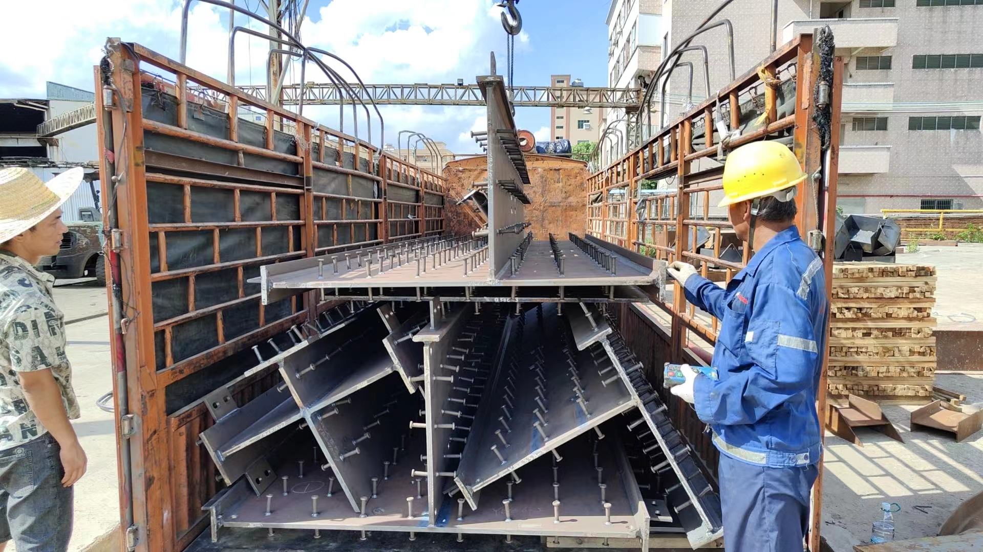 钢结构材料到达工地现...