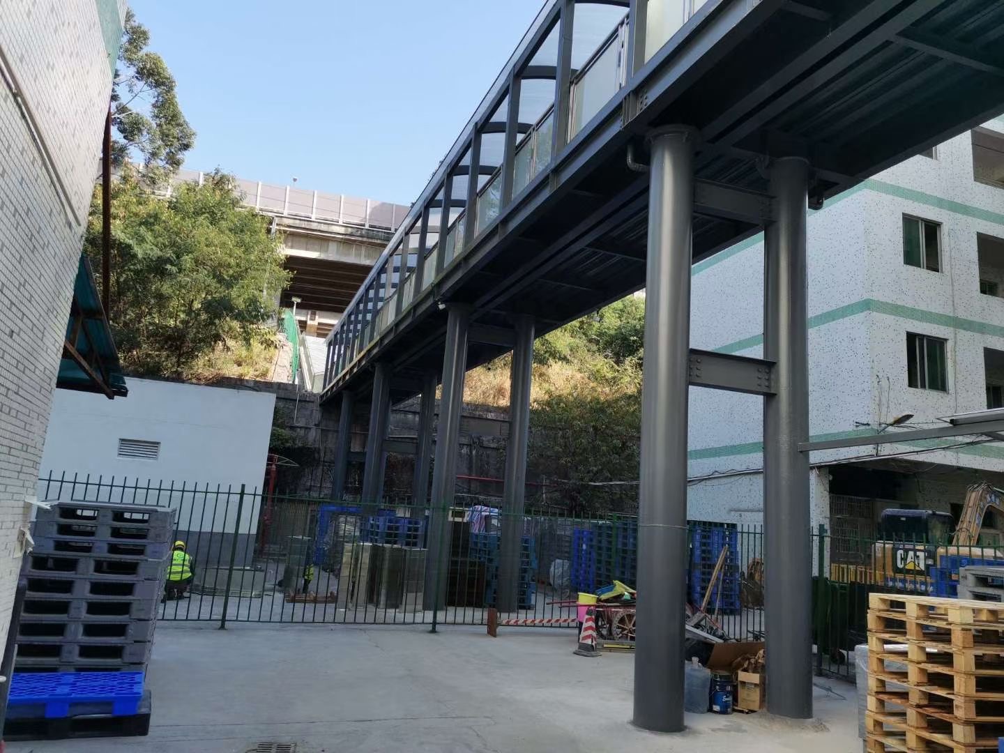 德国厂钢结构连廊安装...