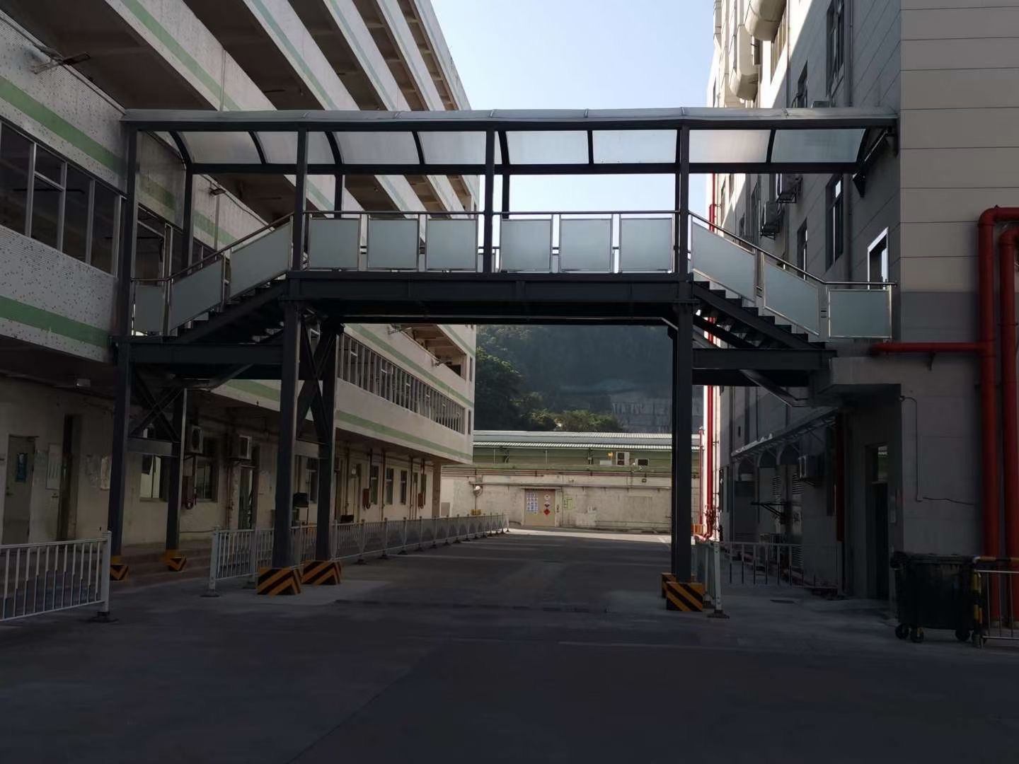 工业园钢结构连廊完成...