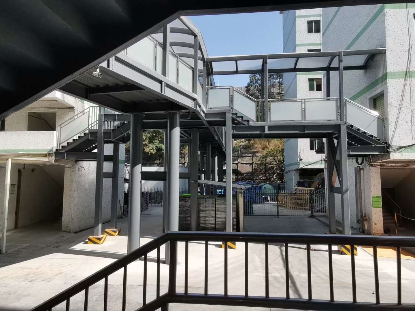 工业园钢结构连廊制作...