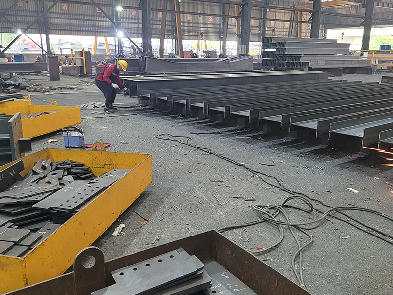 钢结构型材拼接施工区...