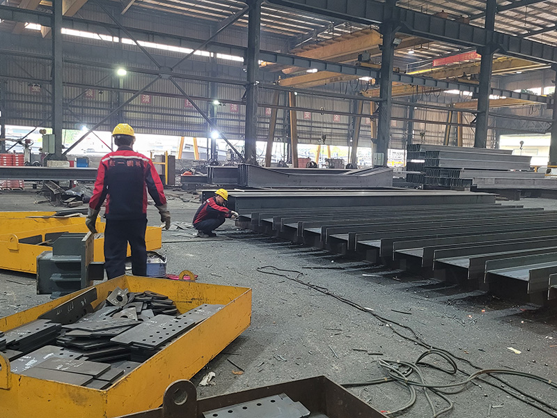 钢结构型材制作施工区...