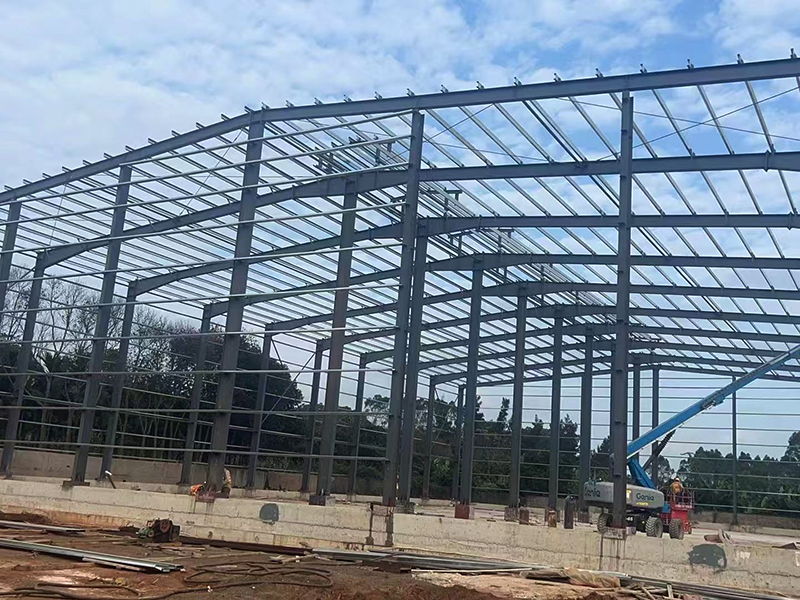 钢结构厂房施工现场