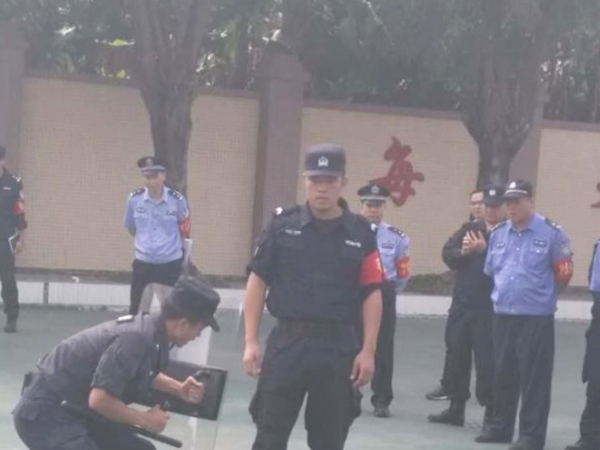 辖区警长对我司队员做...