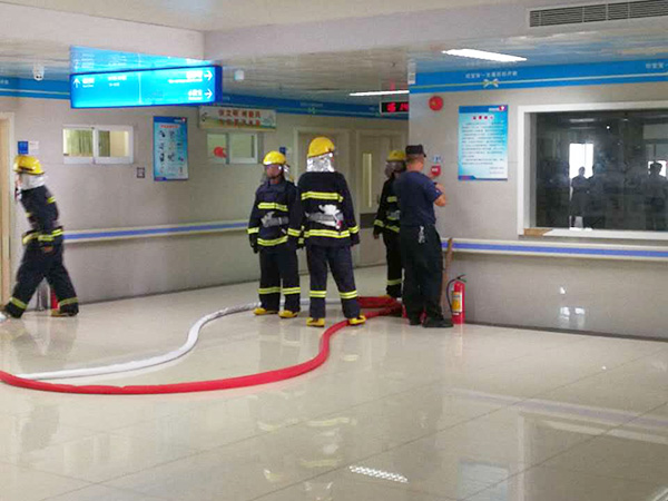 我司队员消防演习