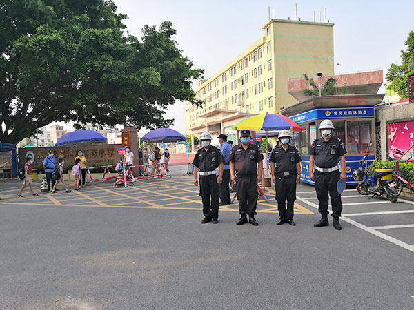 常平镇桥梓小学执勤