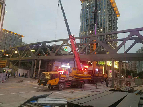 人行钢结构天桥吊装