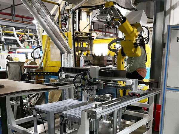 プラスチック部品を採取ロボットに埋め込む