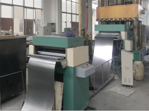 自动裁剪钢板压机