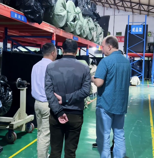 国外客户不远千里来金凤桥复合面料厂家考察