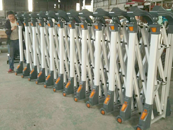 生产中电动伸缩门