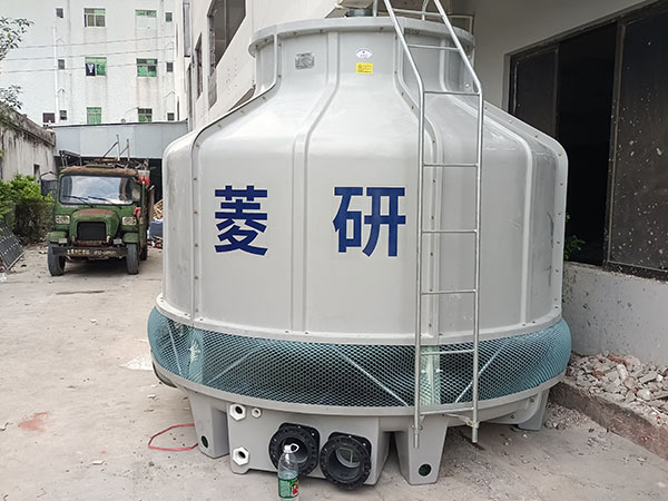 150T圆形玻璃钢冷却水塔安装完工吊装上楼