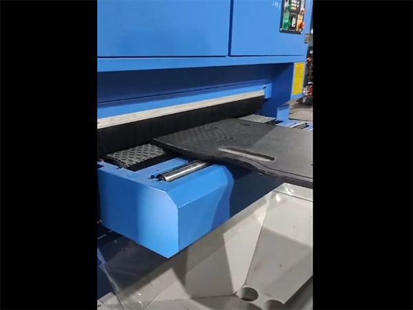 PU板自动砂光机