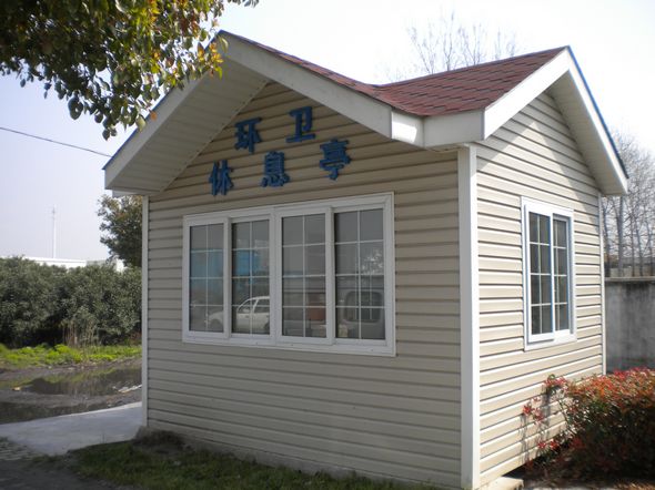 广西柳州环卫工人休息...