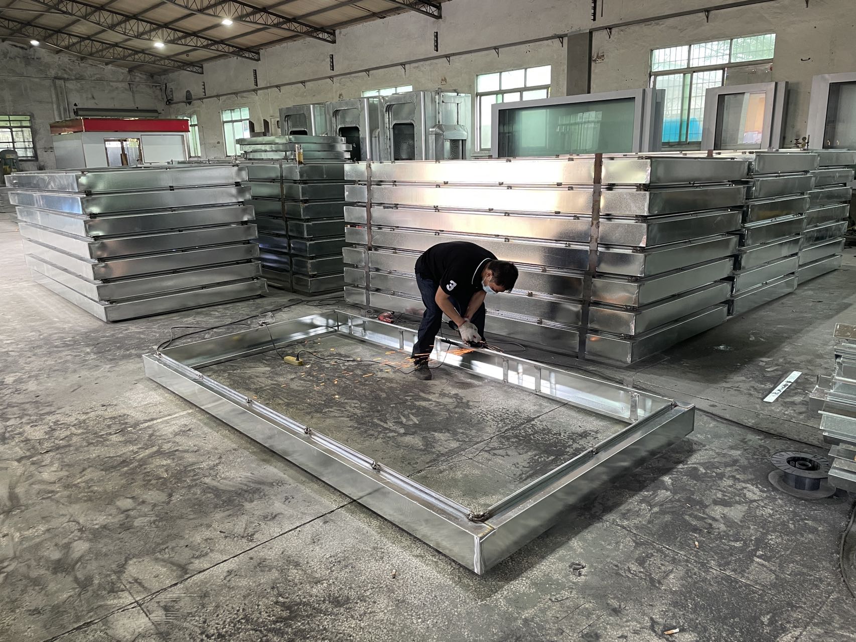 公交站台候车亭组装车...