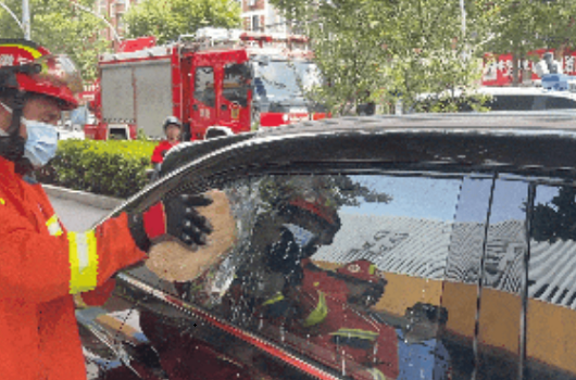 烈日高温，两岁幼童被...