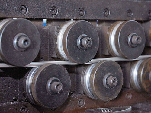 拉拔机自动校直中