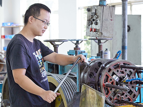 拉扎机模具调校中