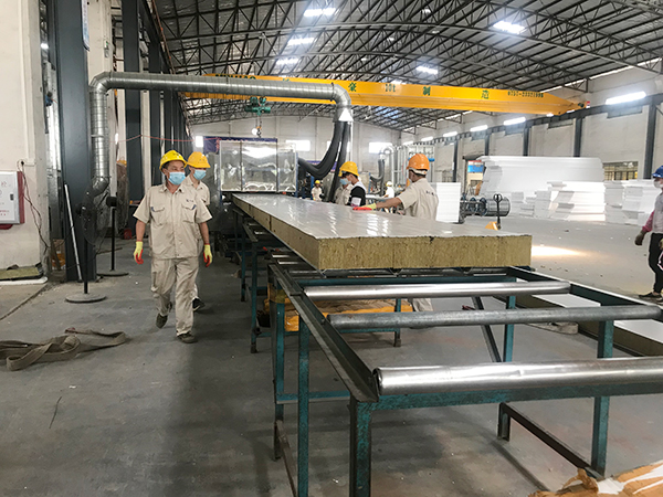 夹芯板生产车间