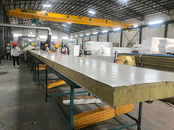 夹芯板生产车间