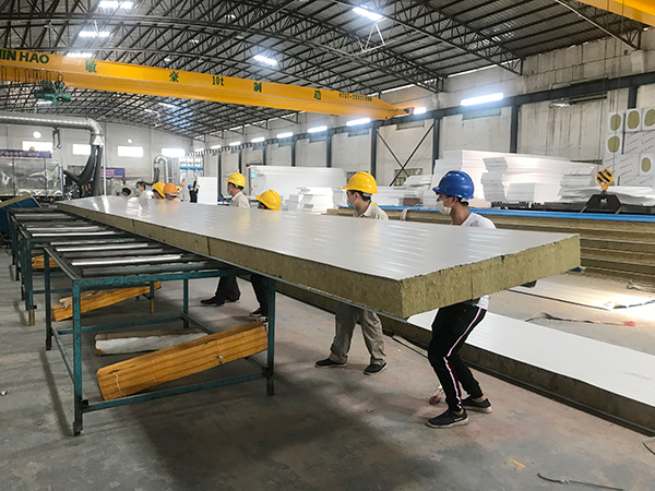 夹芯板生产车间