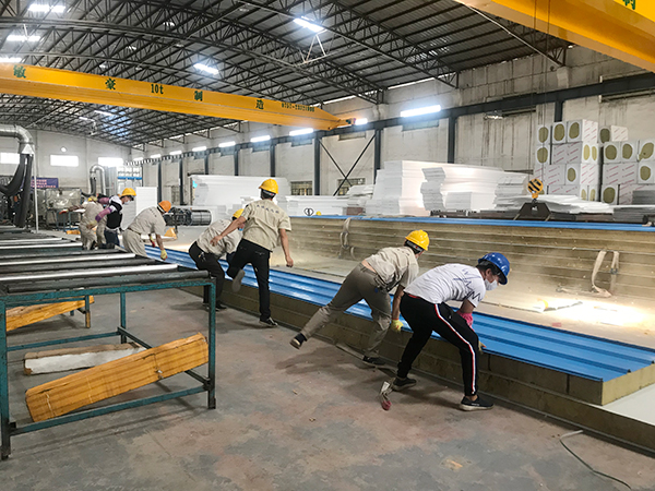 夹芯板生产车间