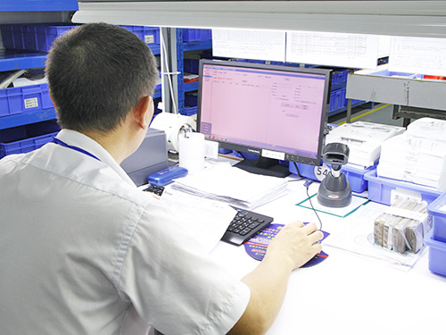 铭板品检车间检测员