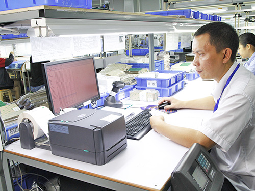 铭板品检车间一角