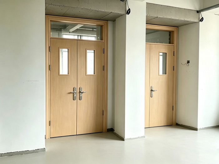 2026年学校门抗撞测试：学生频繁踢踹的门能用多久？工厂实测