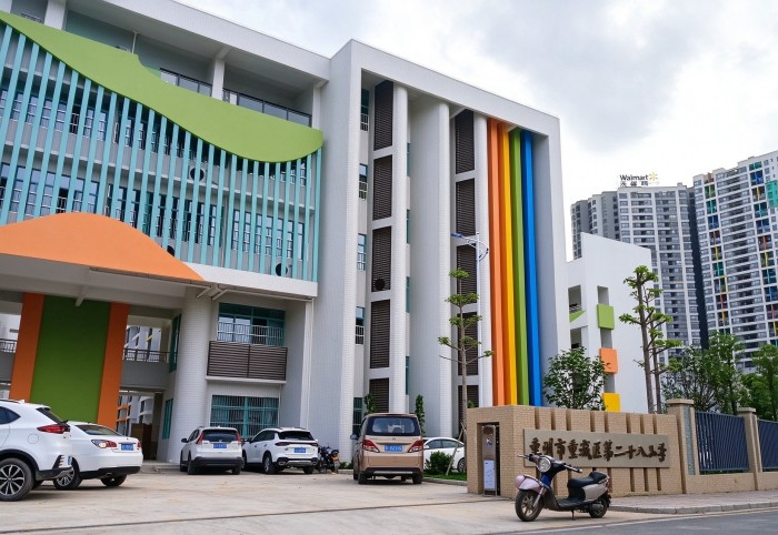 惠州惠城区第二十八小学教室门用的什么材质？不锈钢教室门实装案例解析
