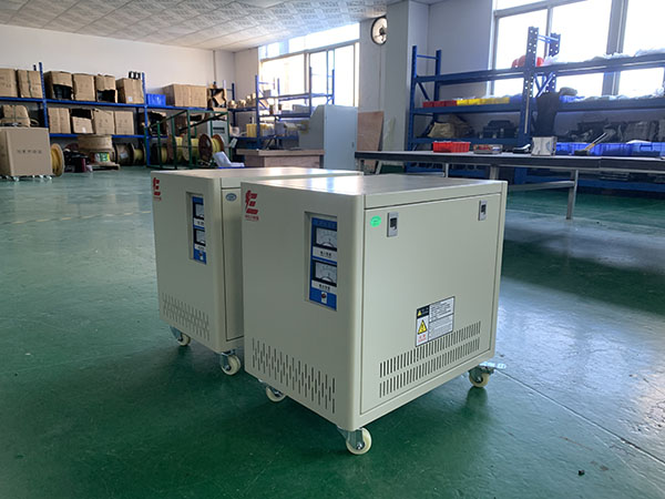 三相变压器220V变...